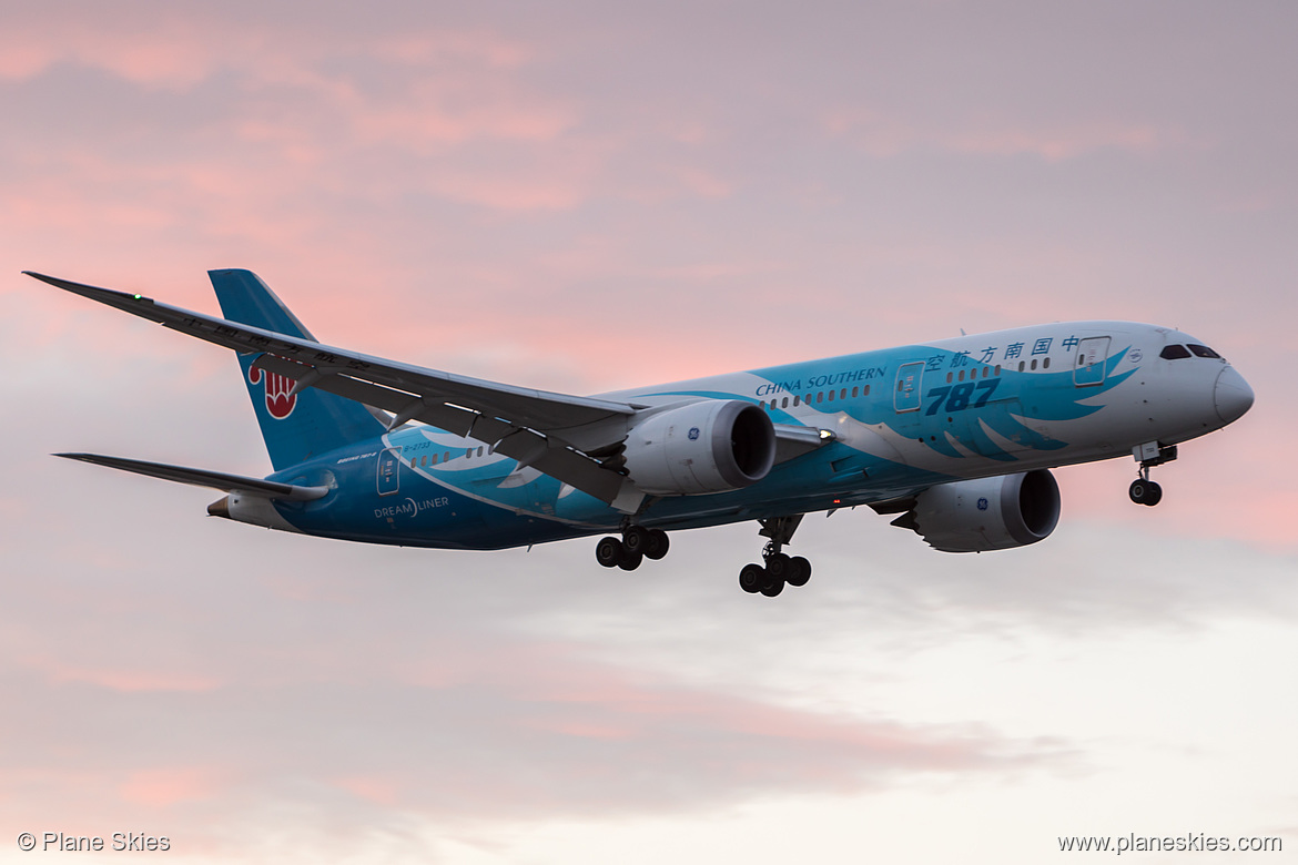 China Southern Airlines Boeing 787-8 B-2733 at London Heathrow Airport (EGLL/LHR) China Southern Airlines Boeing 787-8 B-2733 at London Heathrow Airport (EGLL/LHR)