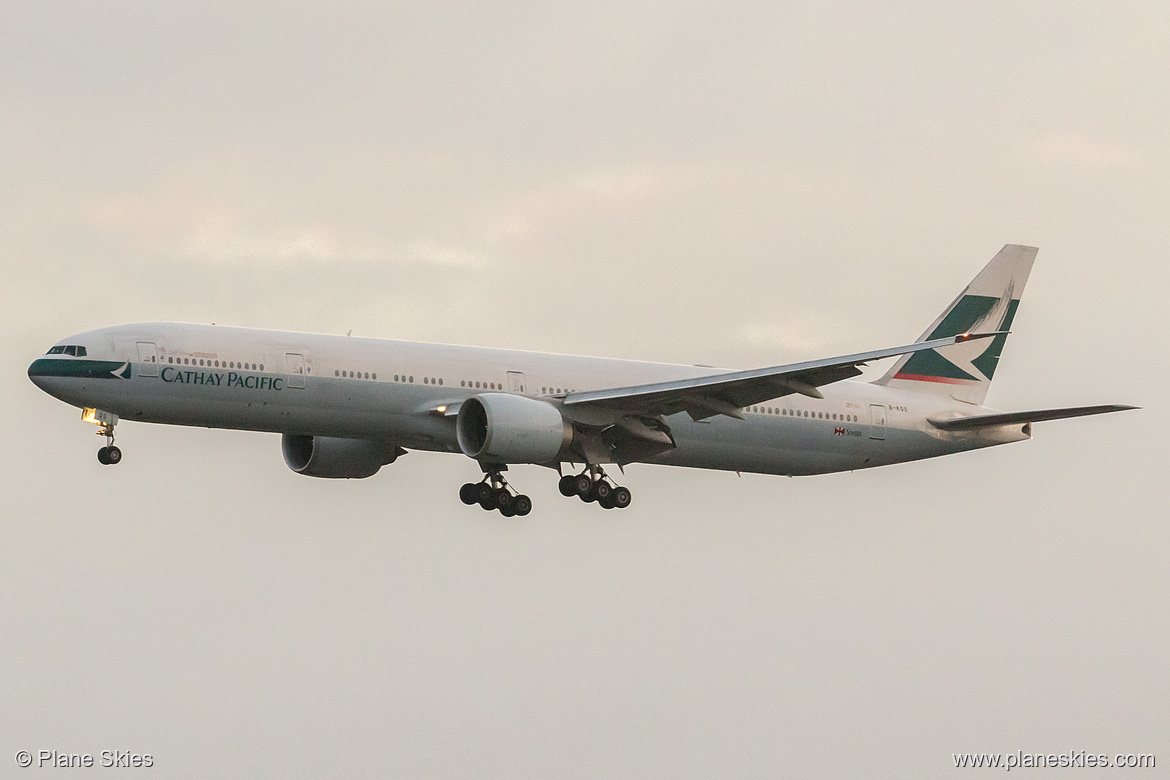 Cathay Pacific Boeing 777-300ER B-KQS at London Heathrow Airport (EGLL/LHR)