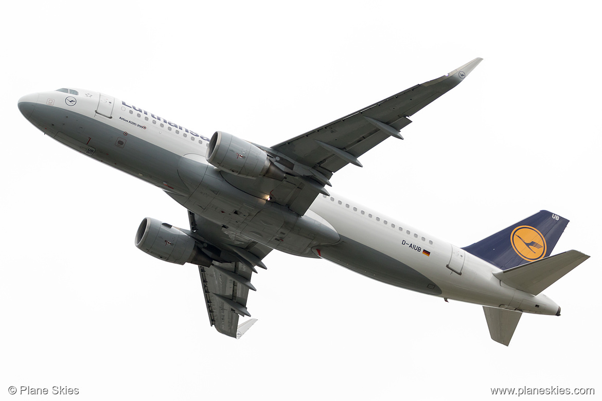 Lufthansa Airbus A320-200 D-AIUB at London Heathrow Airport (EGLL/LHR)