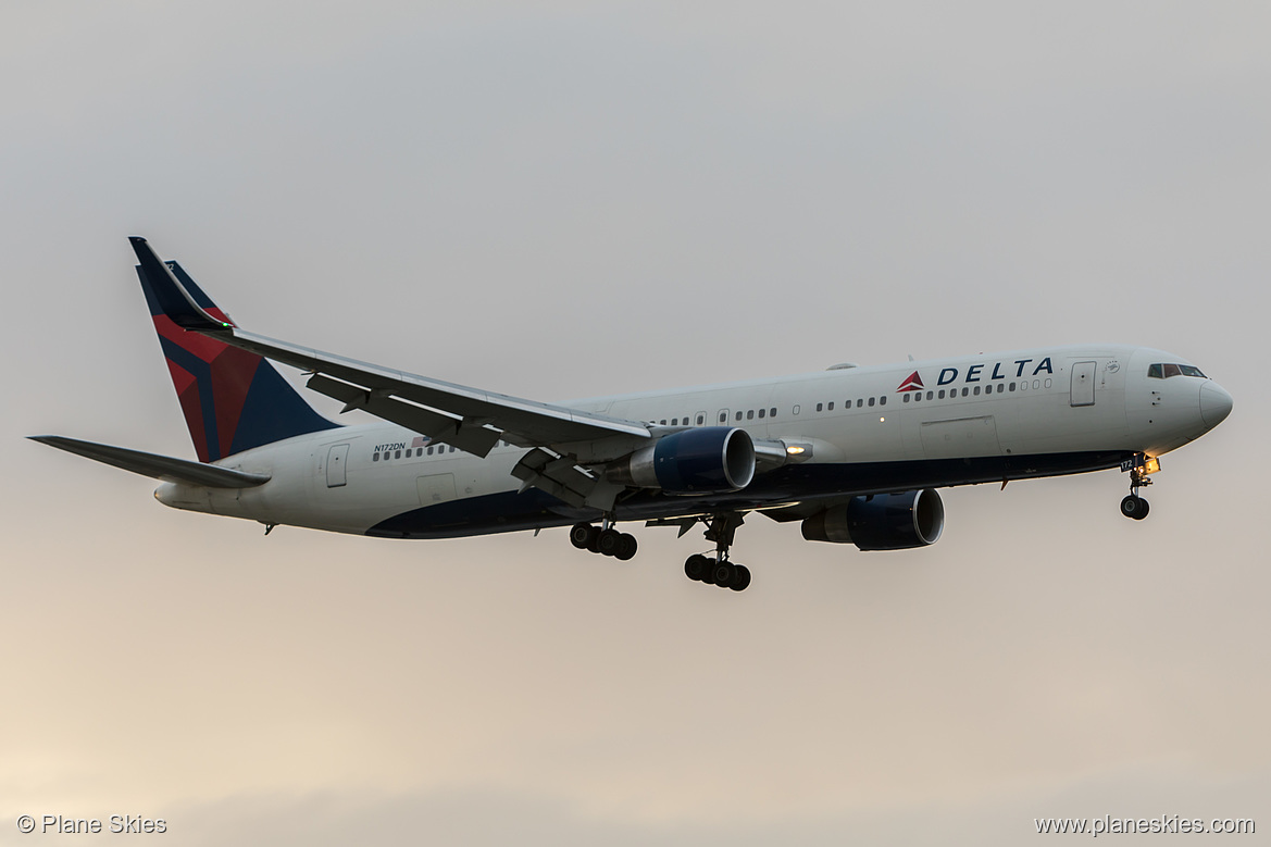 Delta Air Lines Boeing 767-300ER N172DN at London Heathrow Airport (EGLL/LHR)