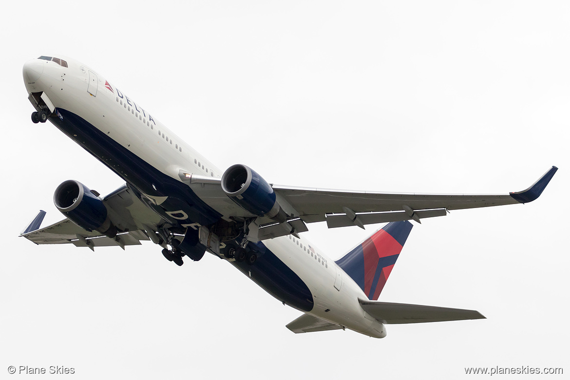 Delta Air Lines Boeing 767-300ER N174DZ at London Heathrow Airport (EGLL/LHR)