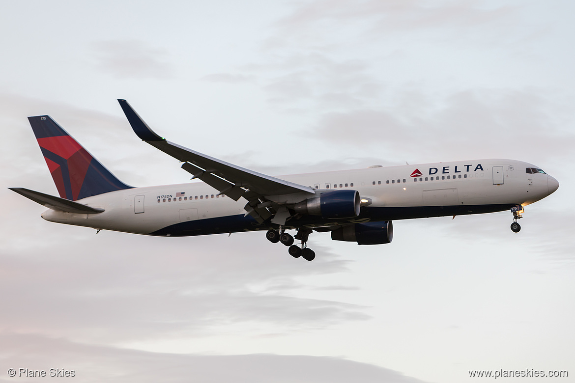 Delta Air Lines Boeing 767-300ER N175DN at London Heathrow Airport (EGLL/LHR)