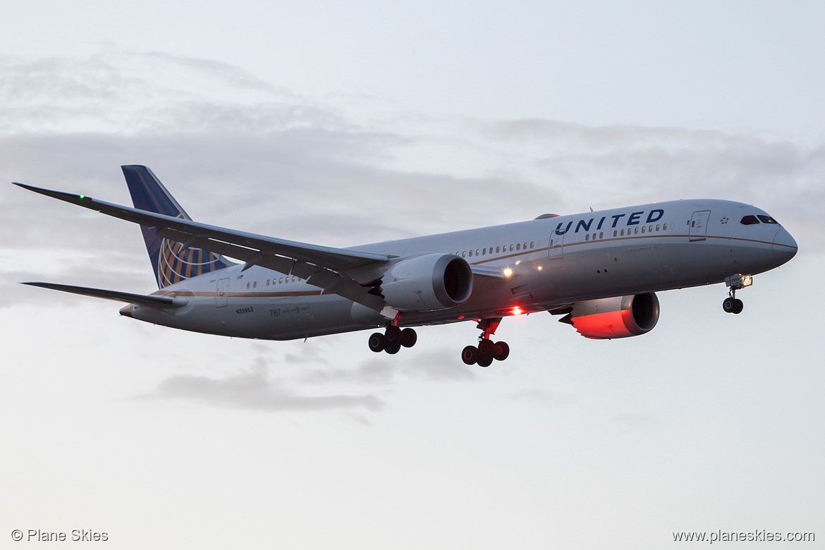 United Airlines Boeing 787-9 N35953 at London Heathrow Airport (EGLL/LHR)