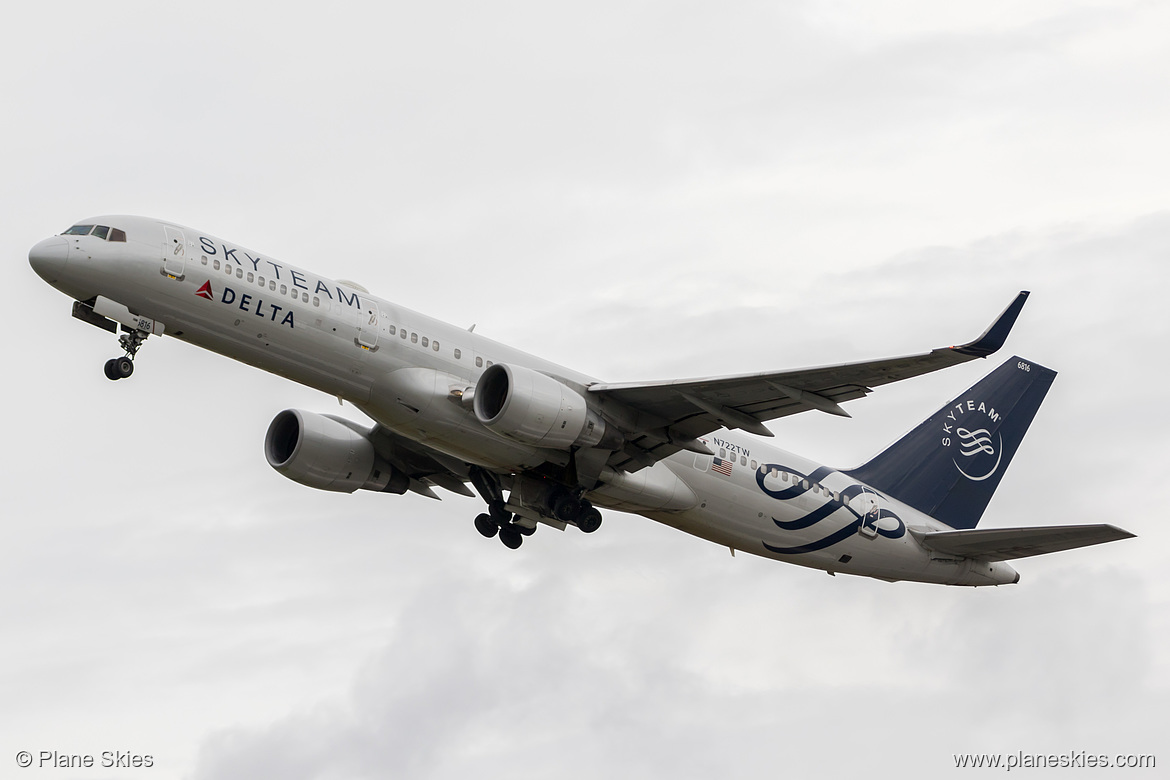 Delta Air Lines Boeing 757-200 N722TW at London Heathrow Airport (EGLL/LHR)