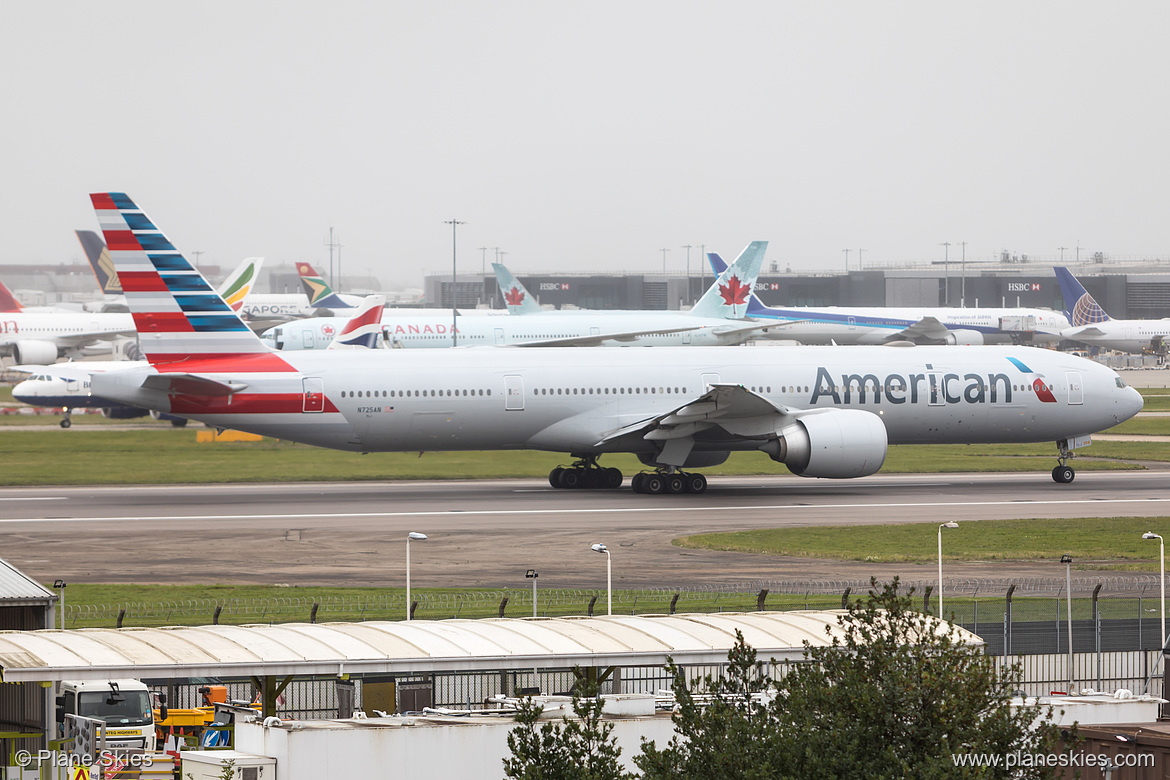 American Airlines Boeing 777-300ER N725AN at London Heathrow Airport (EGLL/LHR)