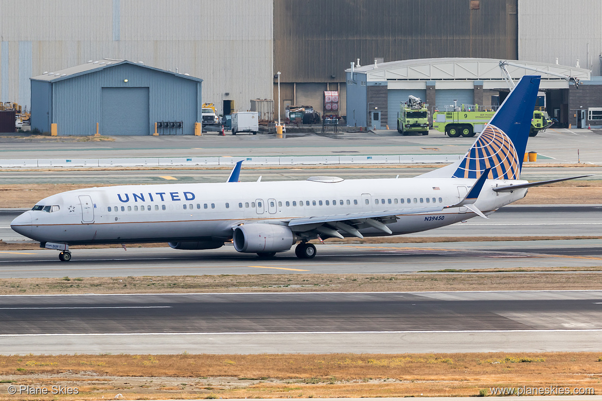 United Airlines Boeing 737-900ER N39450 at San Francisco International Airport (KSFO/SFO)