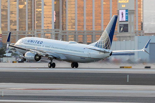 United Airlines Boeing 737-800 N14235 at McCarran International Airport (KLAS/LAS)
