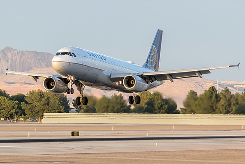United Airlines Airbus A320-200 N496UA at McCarran International Airport (KLAS/LAS)