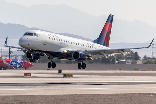 Compass Airlines Embraer ERJ-175 N627CZ at McCarran International Airport (KLAS/LAS) Compass Airlines Embraer ERJ-175 N627CZ at McCarran International Airport (KLAS/LAS)
