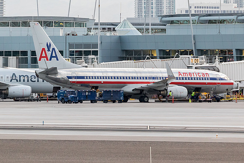 American Airlines Boeing 737-800 N962AN at McCarran International Airport (KLAS/LAS) American Airlines Boeing 737-800 N962AN at McCarran International Airport (KLAS/LAS)