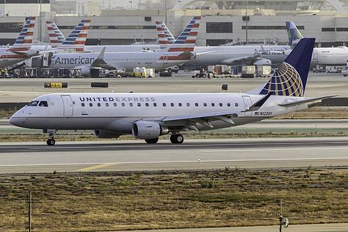SkyWest Airlines Embraer ERJ-175 N122SY at Los Angeles International Airport (KLAX/LAX)