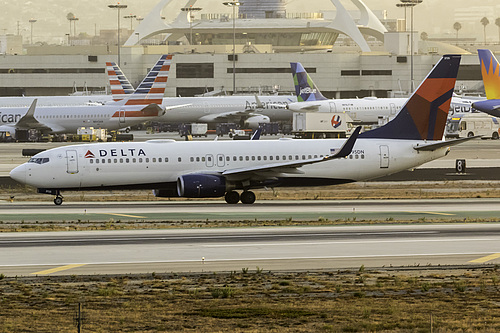 Delta Air Lines Boeing 737-800 N395DN at Los Angeles International Airport (KLAX/LAX)