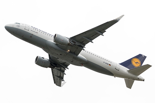 Lufthansa Airbus A320-200 D-AIUB at London Heathrow Airport (EGLL/LHR)