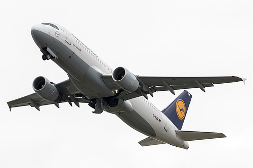 Lufthansa Airbus A320-200 D-AIZM at London Heathrow Airport (EGLL/LHR)