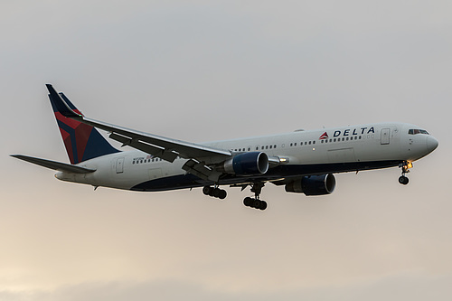 Delta Air Lines Boeing 767-300ER N172DN at London Heathrow Airport (EGLL/LHR)