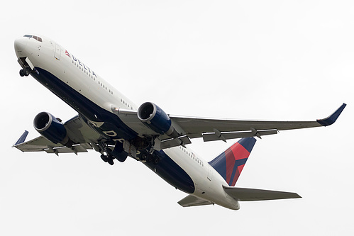 Delta Air Lines Boeing 767-300ER N174DZ at London Heathrow Airport (EGLL/LHR)