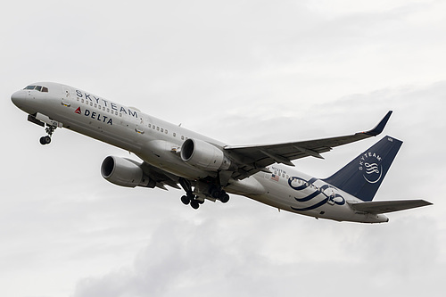 Delta Air Lines Boeing 757-200 N722TW at London Heathrow Airport (EGLL/LHR)