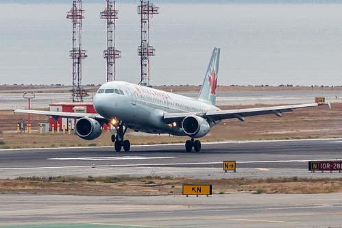 Air Canada Airbus A320-200 C-FDCA at San Francisco International Airport (KSFO/SFO) Air Canada Airbus A320-200 C-FDCA at San Francisco International Airport (KSFO/SFO)