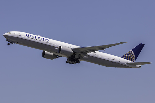 United Airlines Boeing 777-300ER N2142U at San Francisco International Airport (KSFO/SFO)