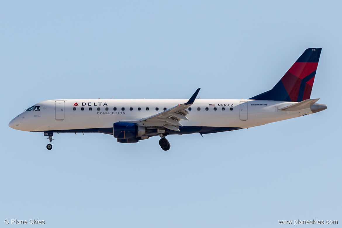 Compass Airlines Embraer ERJ-175 N616CZ at McCarran International Airport (KLAS/LAS)