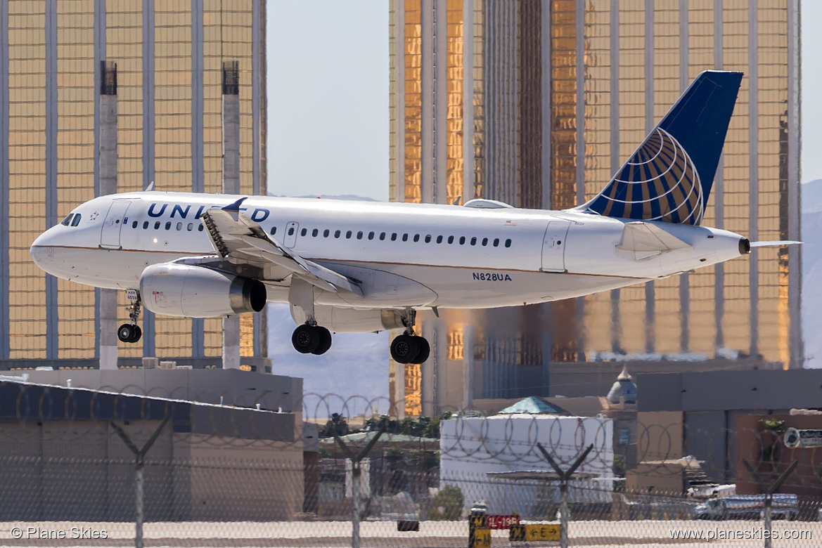 United Airlines Airbus A319-100 N828UA at McCarran International Airport (KLAS/LAS) United Airlines Airbus A319-100 N828UA at McCarran International Airport (KLAS/LAS)