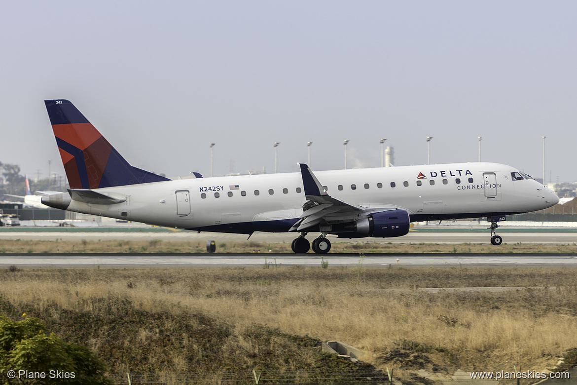 SkyWest Airlines Embraer ERJ-175 N242SY at Los Angeles International Airport (KLAX/LAX)