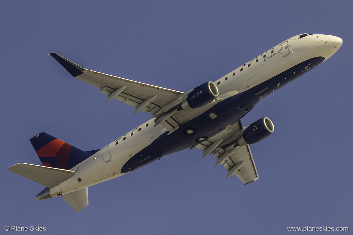 SkyWest Airlines Embraer ERJ-175 N250SY at Los Angeles International Airport (KLAX/LAX)
