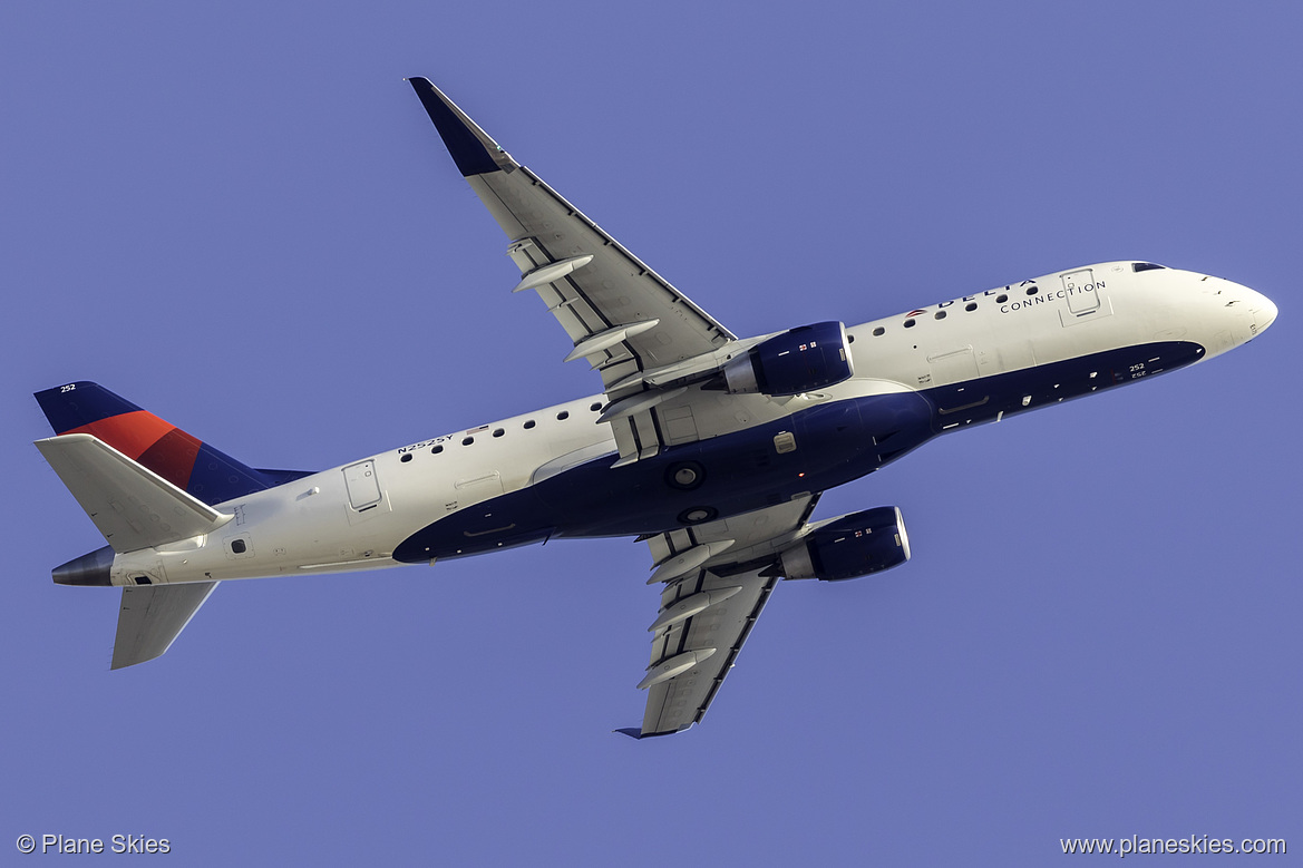 SkyWest Airlines Embraer ERJ-175 N252SY at Los Angeles International Airport (KLAX/LAX)