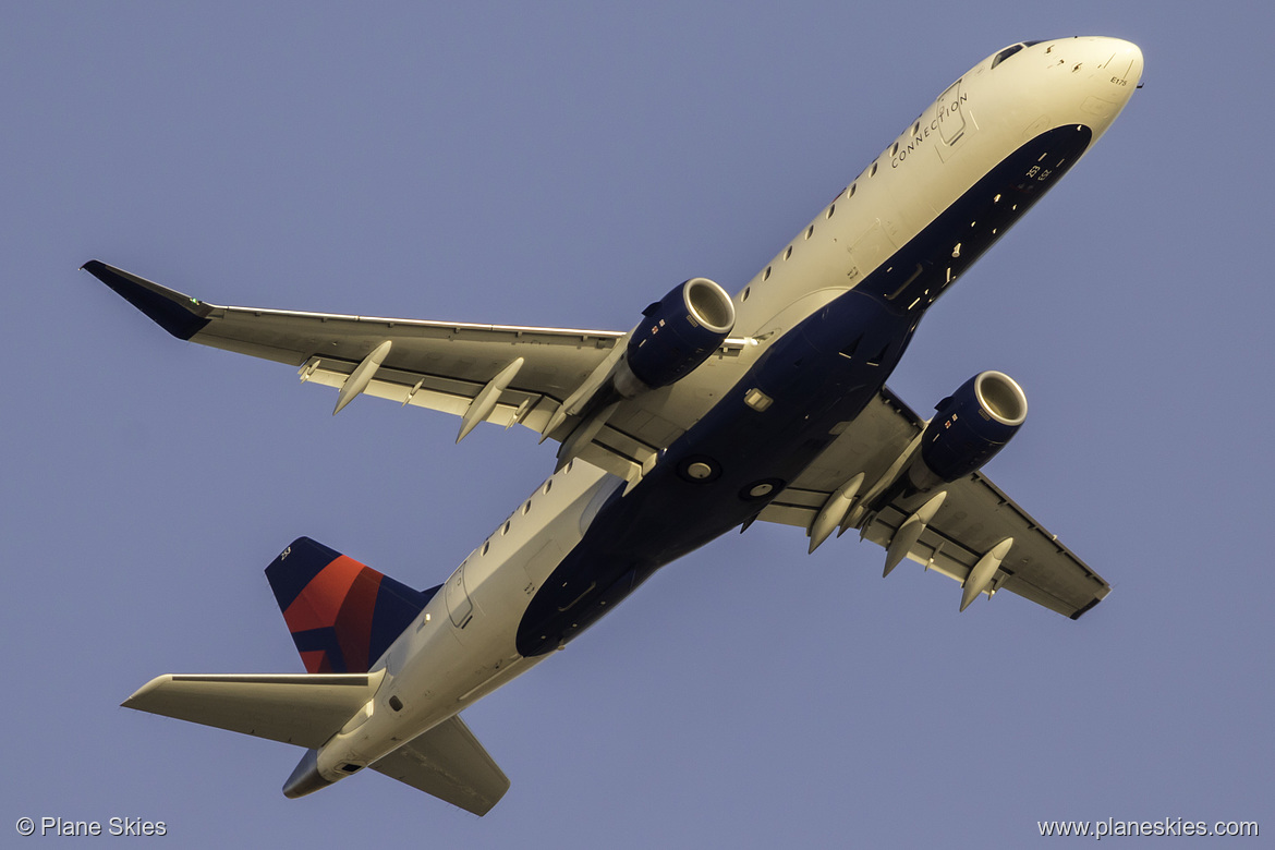 SkyWest Airlines Embraer ERJ-175 N253SY at Los Angeles International Airport (KLAX/LAX)