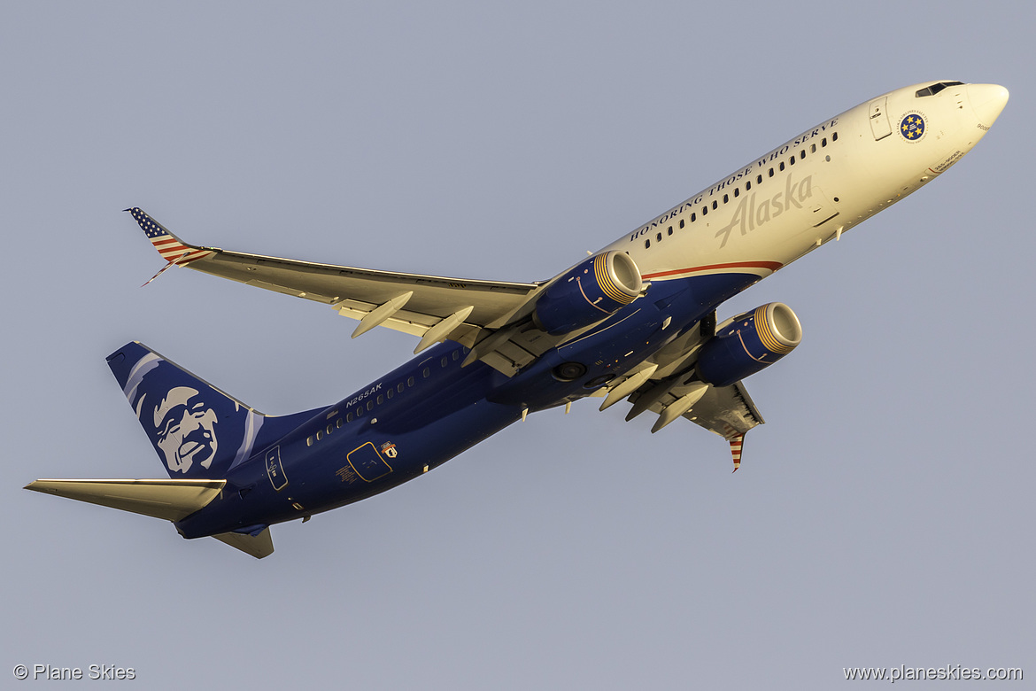 Alaska Airlines Boeing 737-900ER N265AK at Los Angeles International Airport (KLAX/LAX)