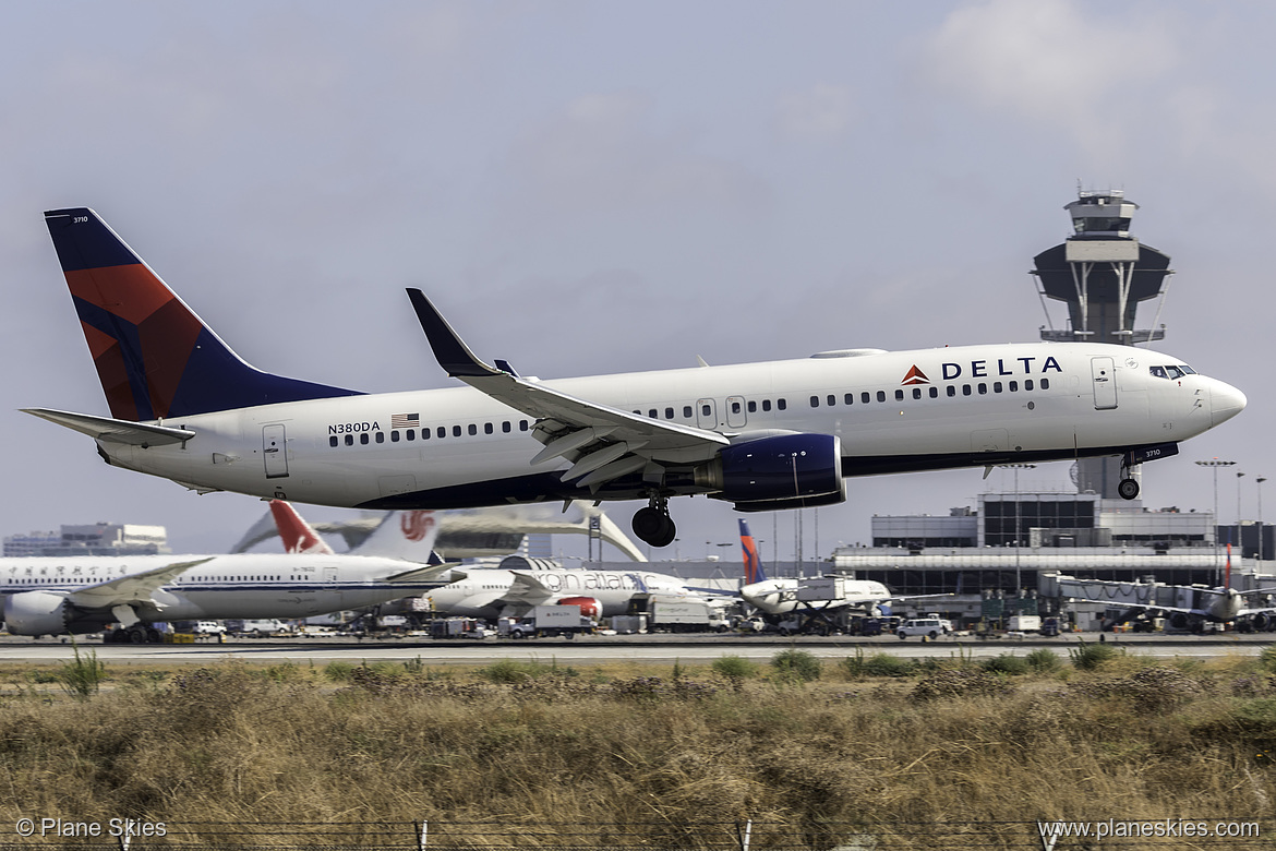 Delta Air Lines Boeing 737-800 N380DA at Los Angeles International Airport (KLAX/LAX)