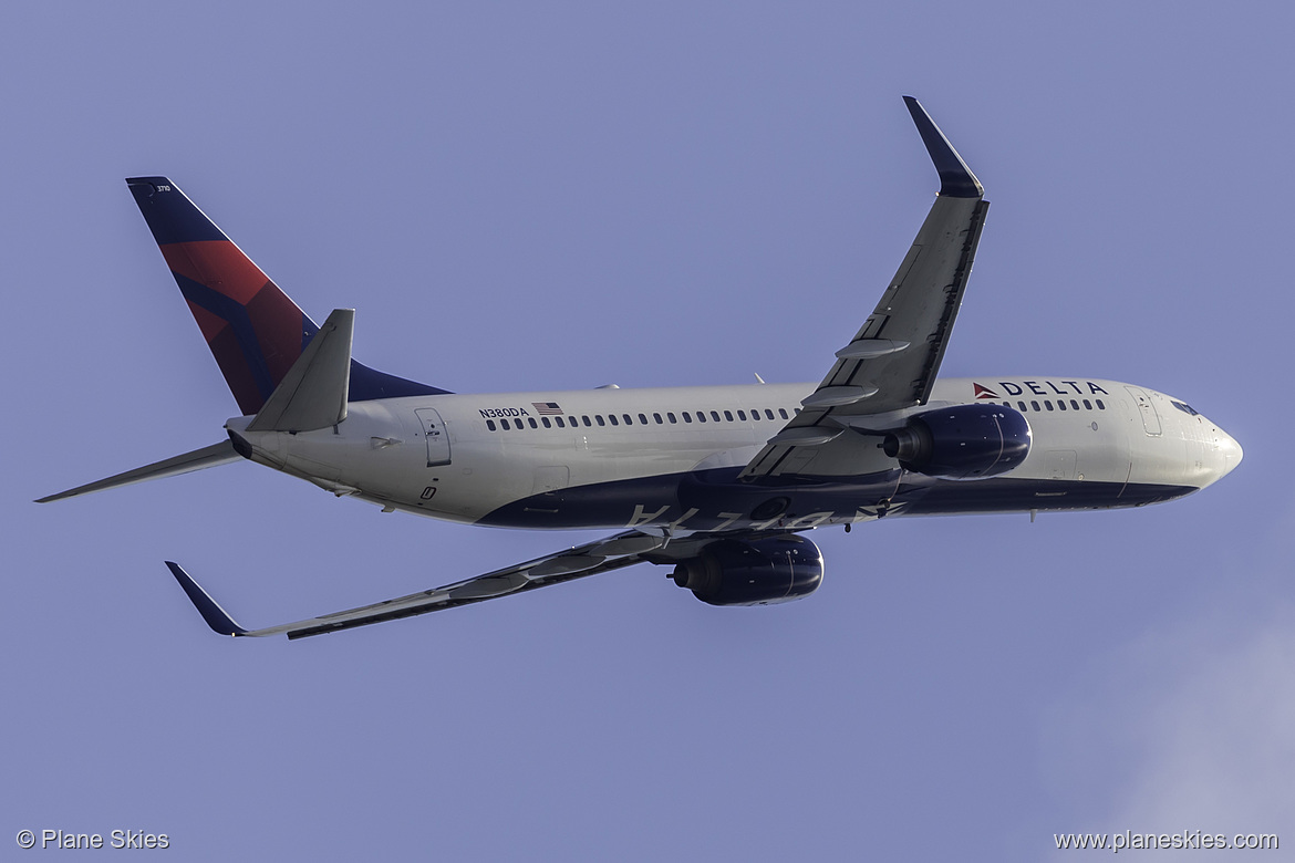 Delta Air Lines Boeing 737-800 N380DA at Los Angeles International Airport (KLAX/LAX)