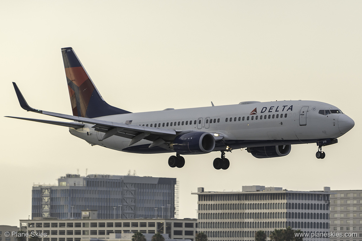 Delta Air Lines Boeing 737-800 N385DN at Los Angeles International Airport (KLAX/LAX)