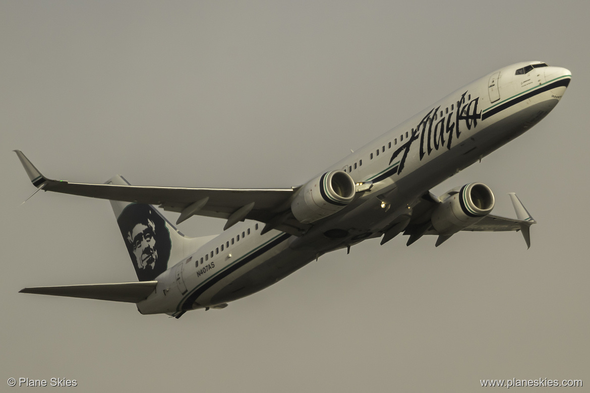 Alaska Airlines Boeing 737-900ER N407AS at Los Angeles International Airport (KLAX/LAX)