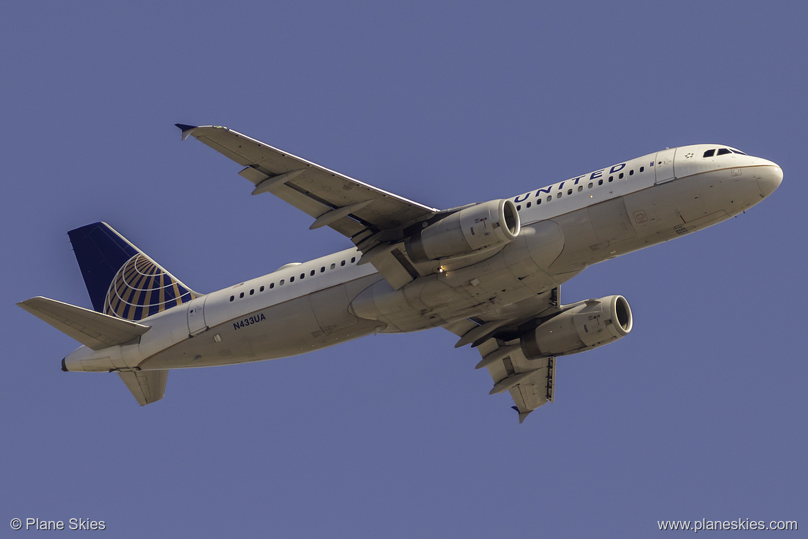 United Airlines Airbus A320-200 N433UA at Los Angeles International Airport (KLAX/LAX)