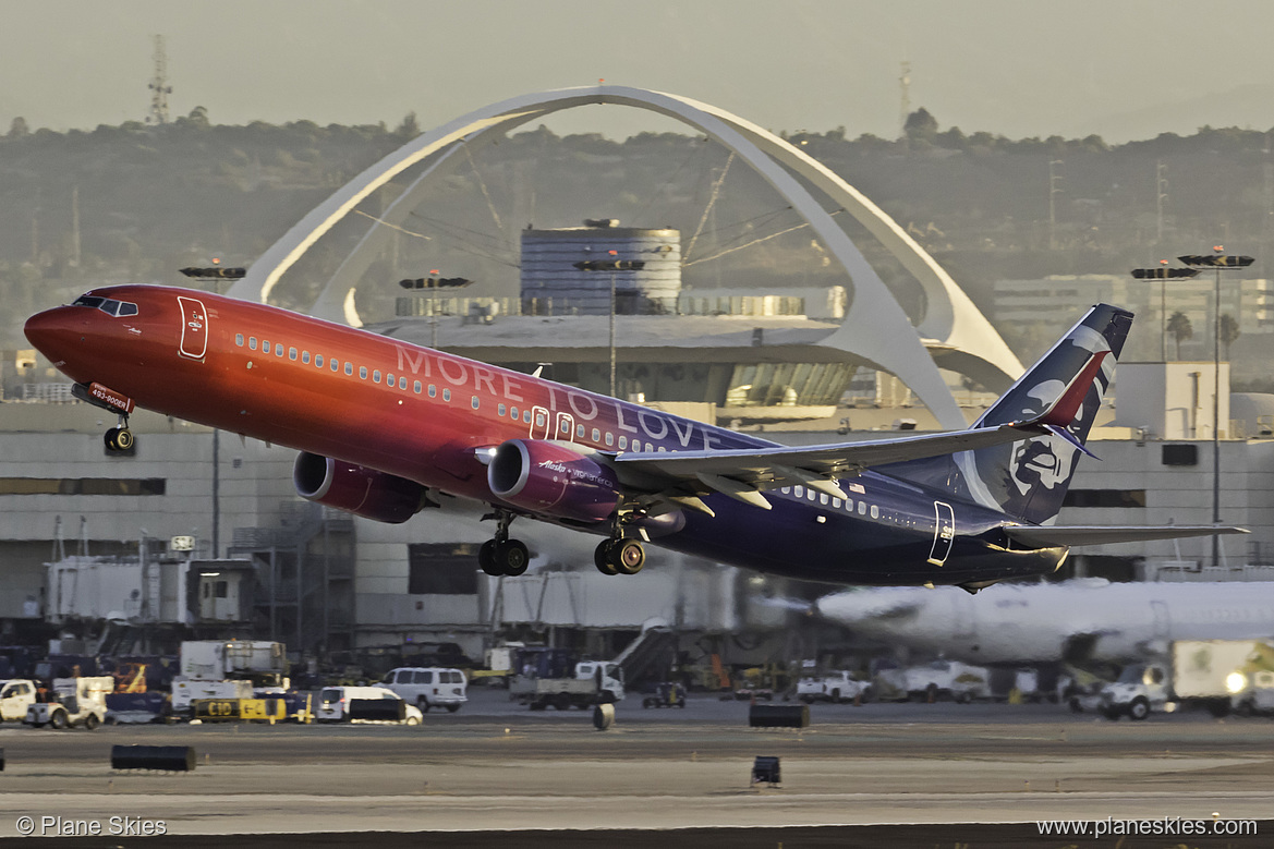 Alaska Airlines Boeing 737-900ER N493AS at Los Angeles International Airport (KLAX/LAX)