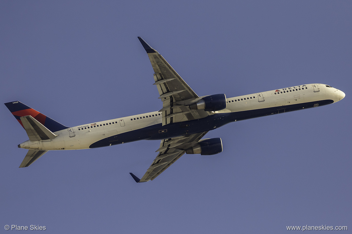 Delta Air Lines Boeing 757-300 N582NW at Los Angeles International Airport (KLAX/LAX)