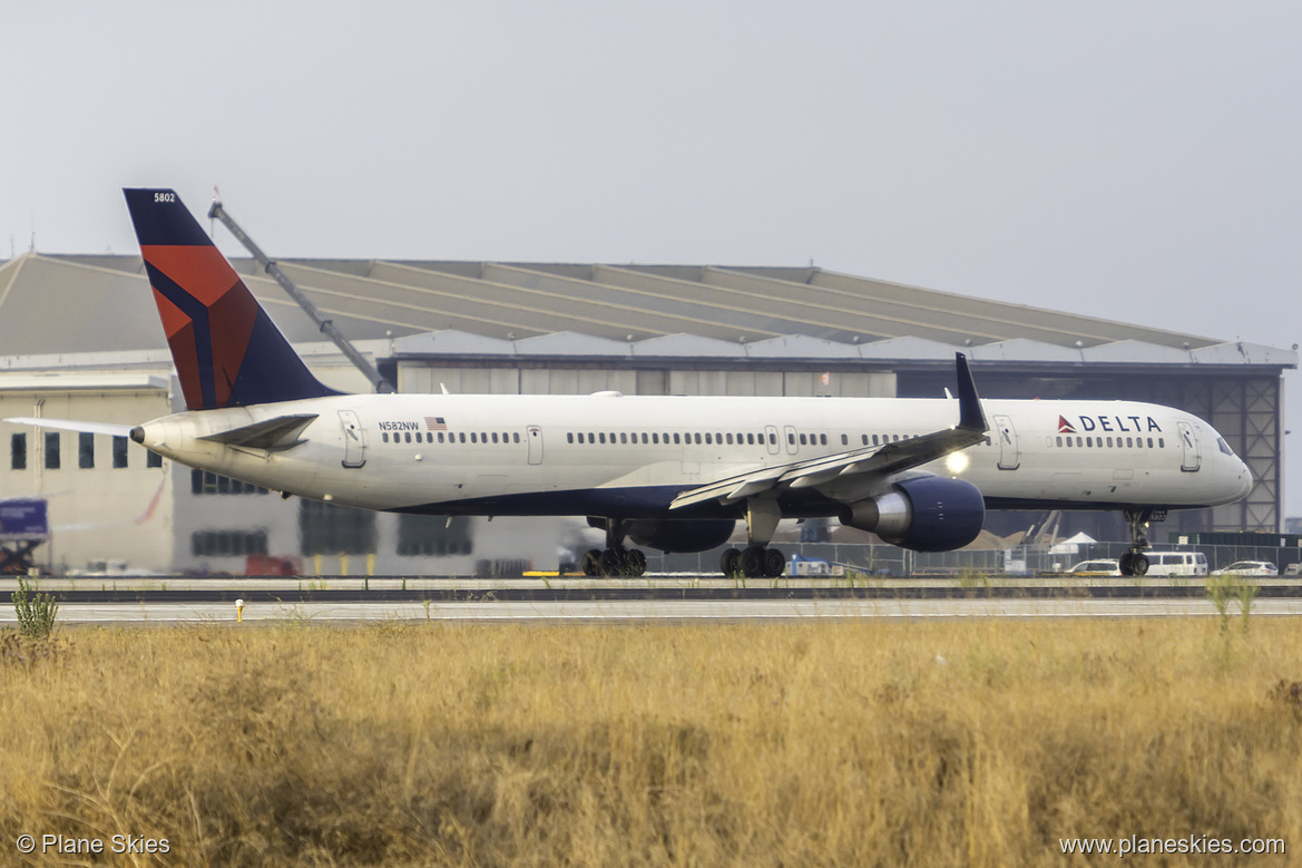 Delta Air Lines Boeing 757-300 N582NW at Los Angeles International Airport (KLAX/LAX)