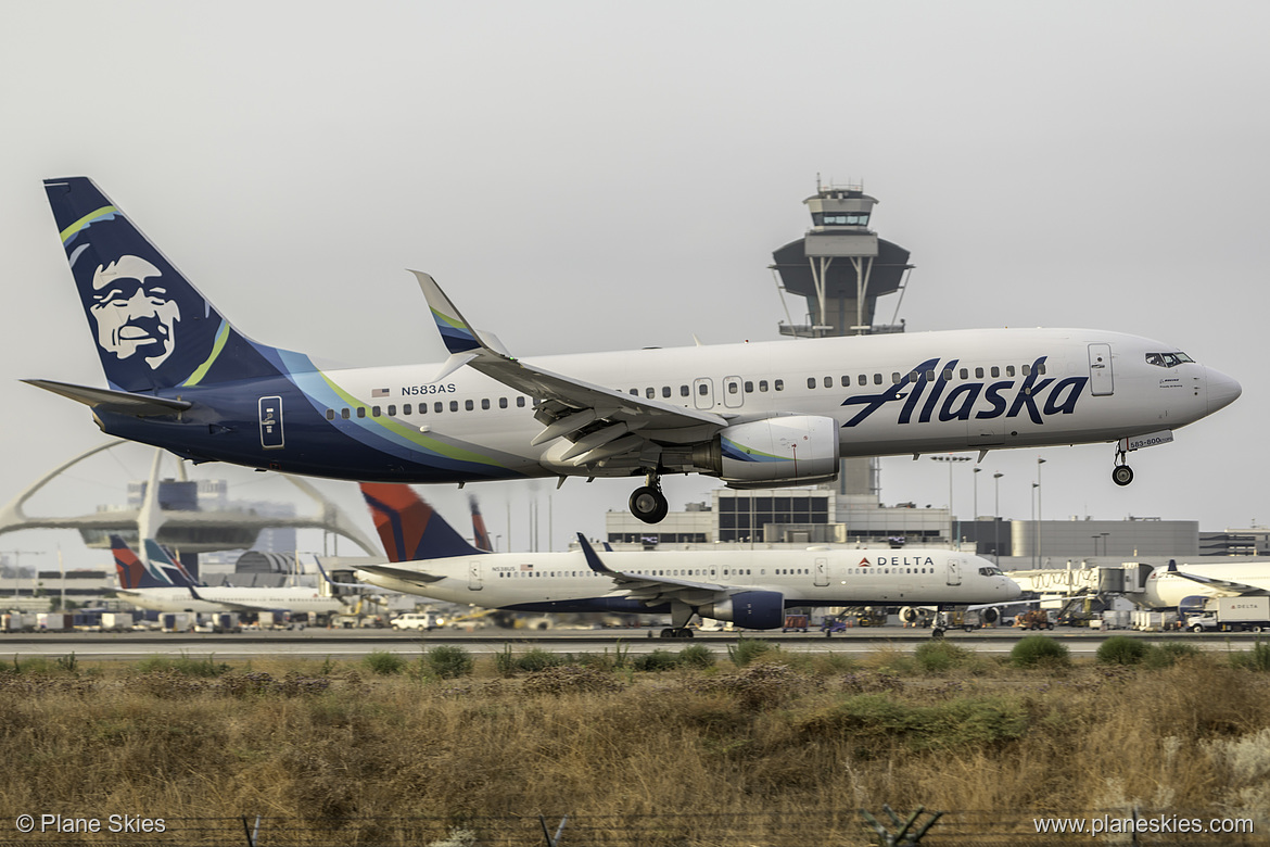 Alaska Airlines Boeing 737-800 N583AS at Los Angeles International Airport (KLAX/LAX)
