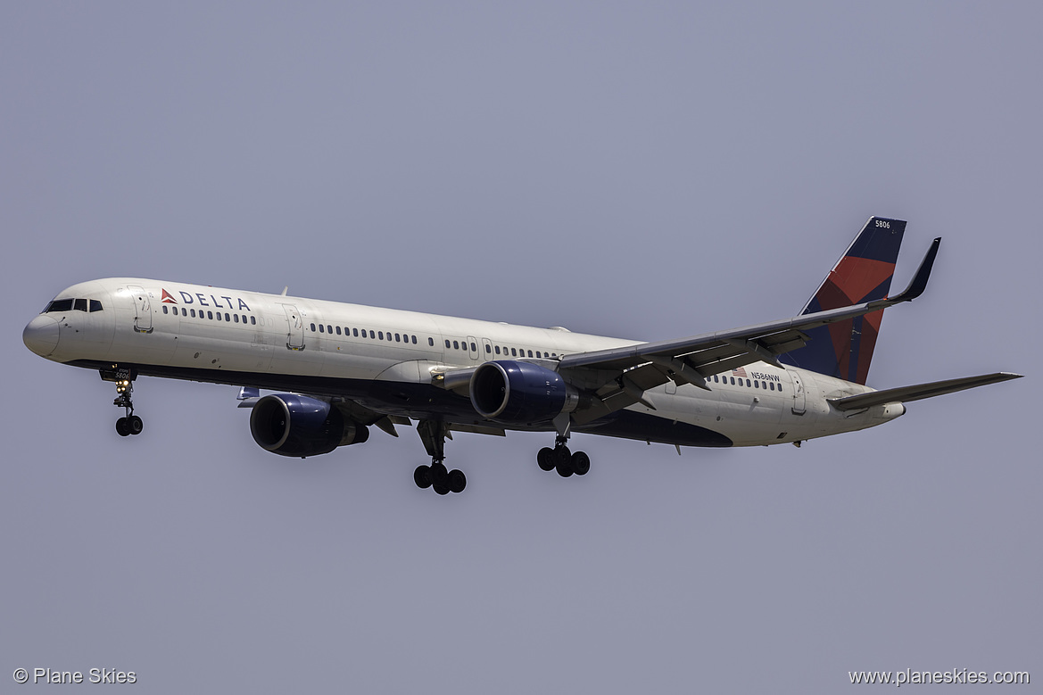 Delta Air Lines Boeing 757-300 N586NW at Los Angeles International Airport (KLAX/LAX) Delta Air Lines Boeing 757-300 N586NW at Los Angeles International Airport (KLAX/LAX)