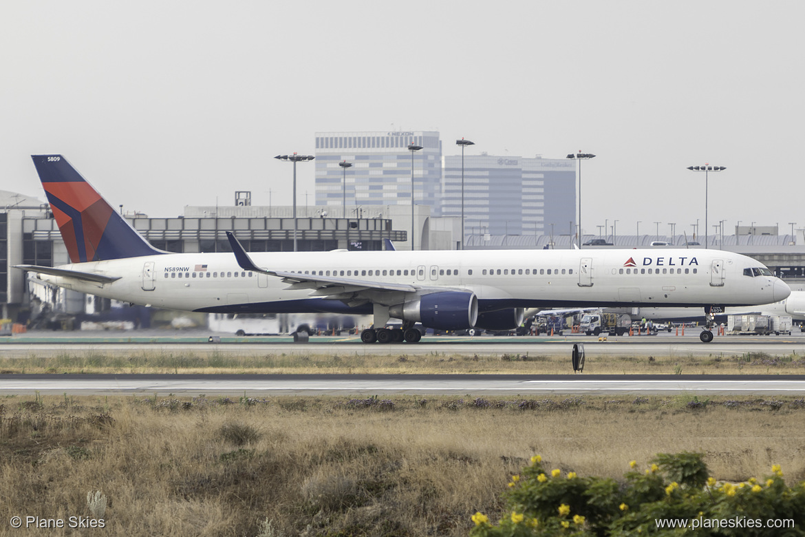 Delta Air Lines Boeing 757-300 N589NW at Los Angeles International Airport (KLAX/LAX)