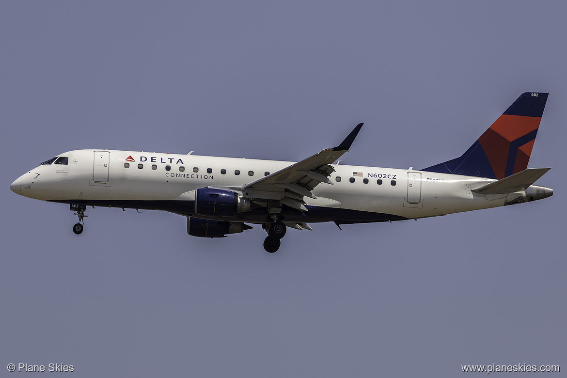 Compass Airlines Embraer ERJ-175 N602CZ at Los Angeles International Airport (KLAX/LAX)