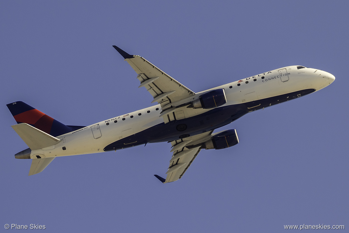 Compass Airlines Embraer ERJ-175 N616CZ at Los Angeles International Airport (KLAX/LAX)