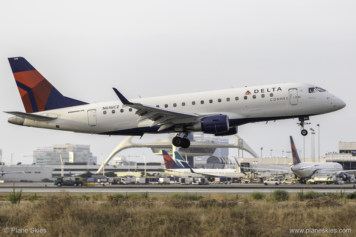 Compass Airlines Embraer ERJ-175 N616CZ at Los Angeles International Airport (KLAX/LAX)