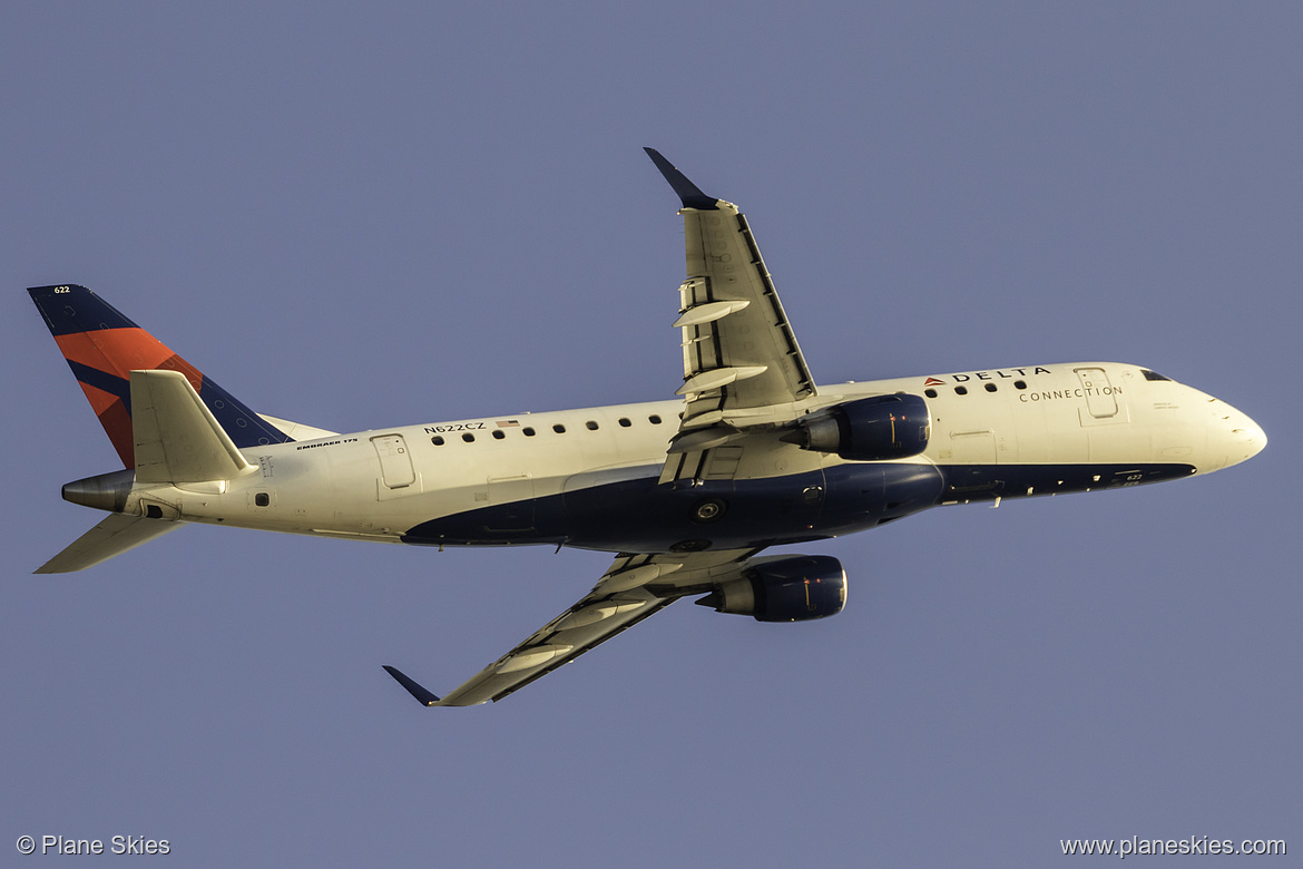 Compass Airlines Embraer ERJ-175 N622CZ at Los Angeles International Airport (KLAX/LAX)