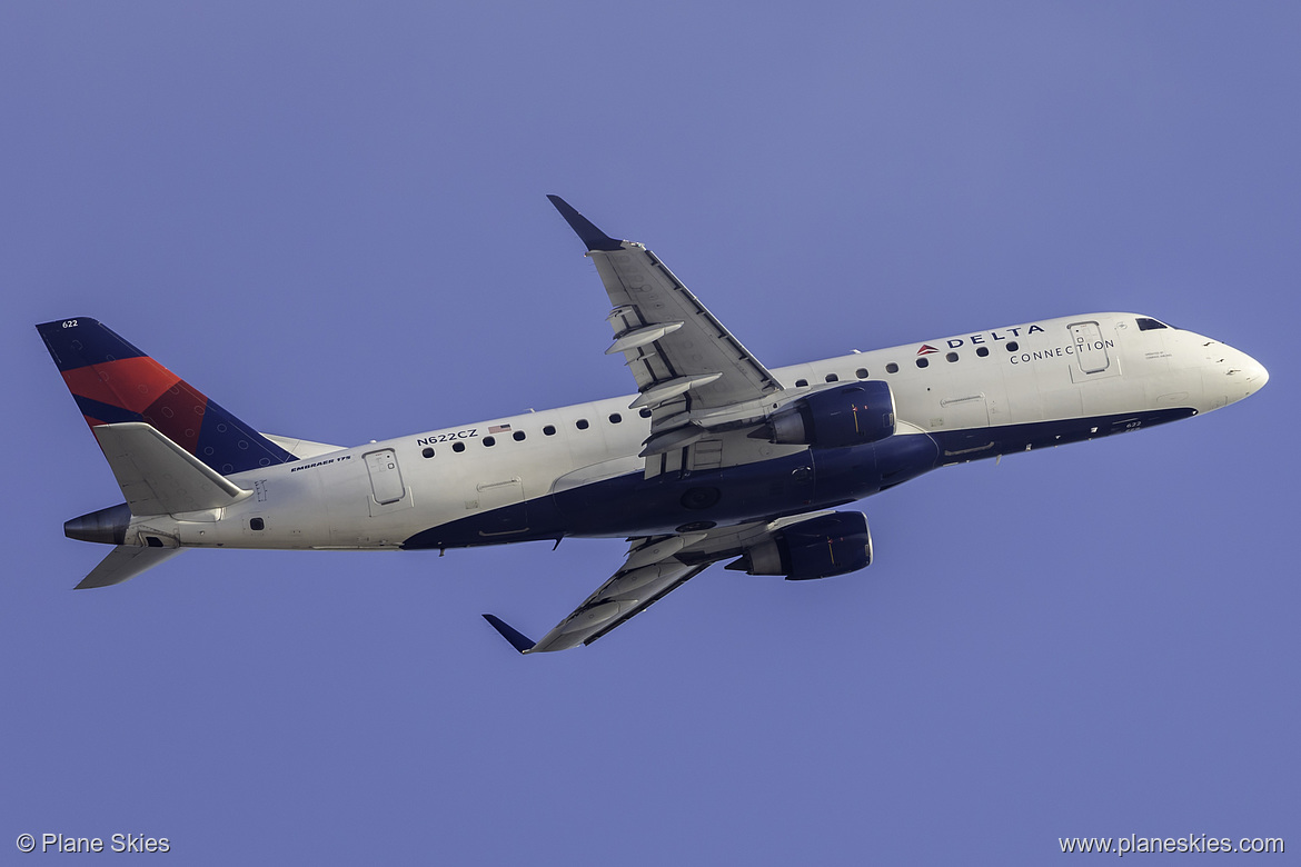 Compass Airlines Embraer ERJ-175 N622CZ at Los Angeles International Airport (KLAX/LAX)