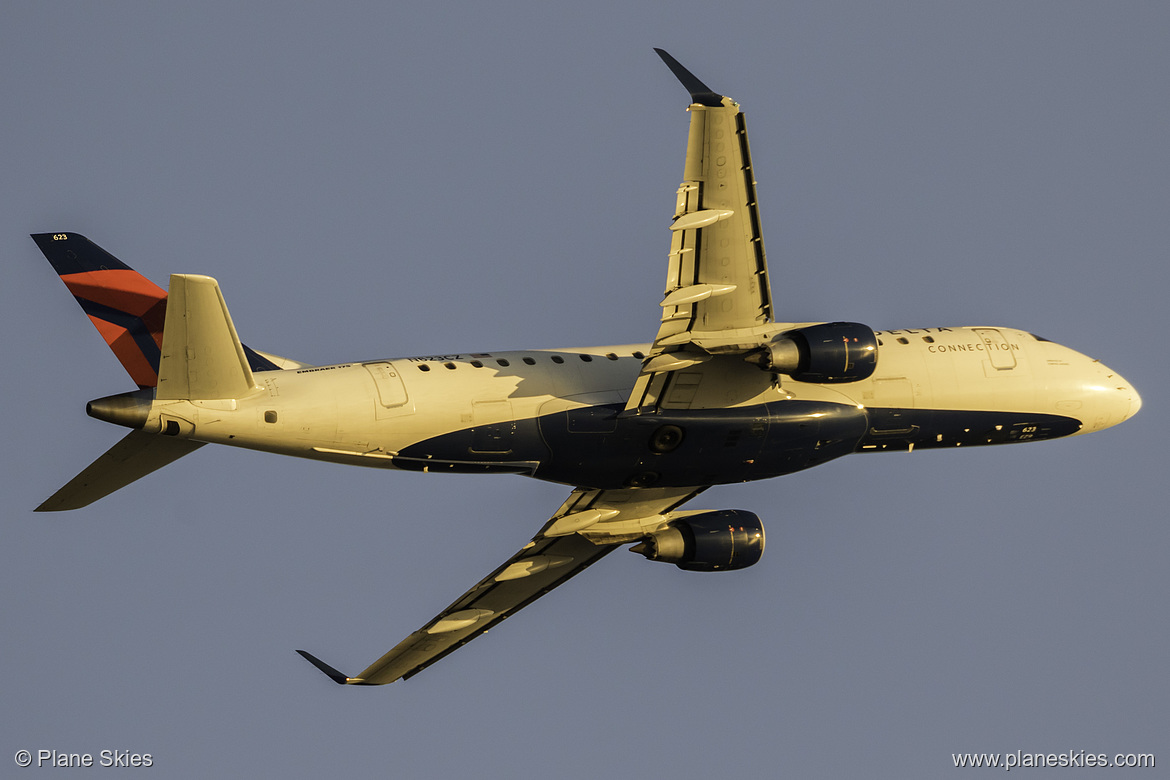 Compass Airlines Embraer ERJ-175 N623CZ at Los Angeles International Airport (KLAX/LAX)