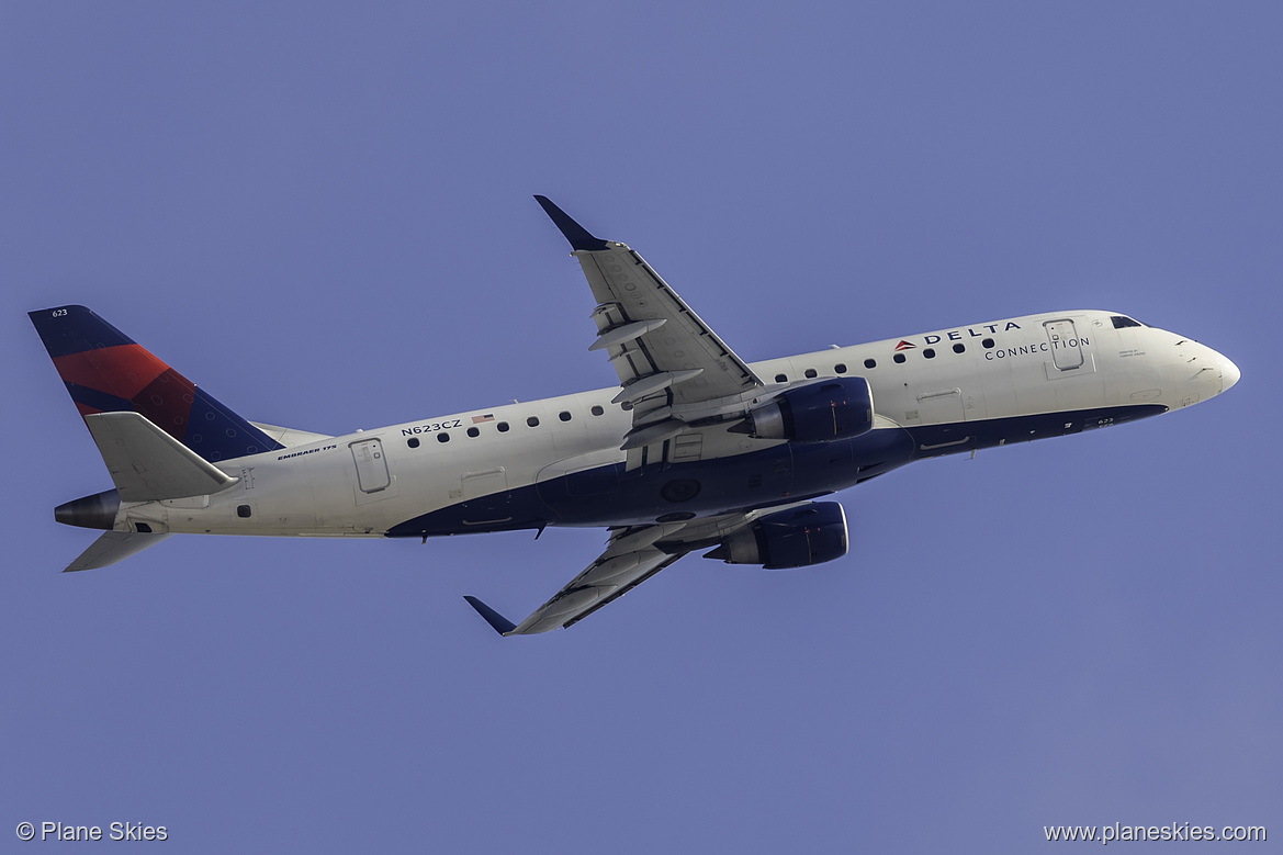 Compass Airlines Embraer ERJ-175 N623CZ at Los Angeles International Airport (KLAX/LAX)