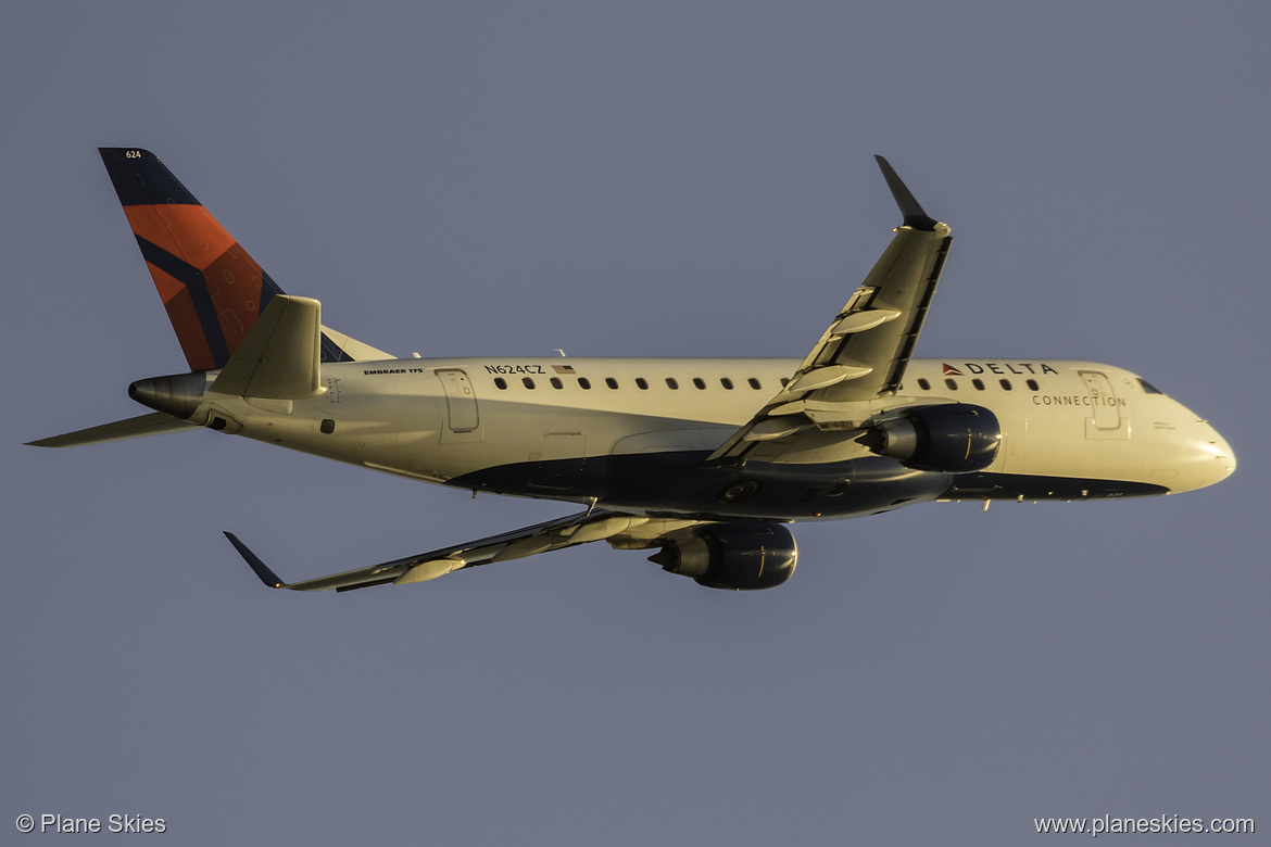 Compass Airlines Embraer ERJ-175 N624CZ at Los Angeles International Airport (KLAX/LAX)