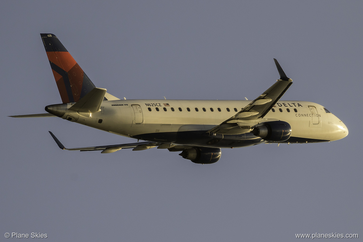 Compass Airlines Embraer ERJ-175 N625CZ at Los Angeles International Airport (KLAX/LAX)